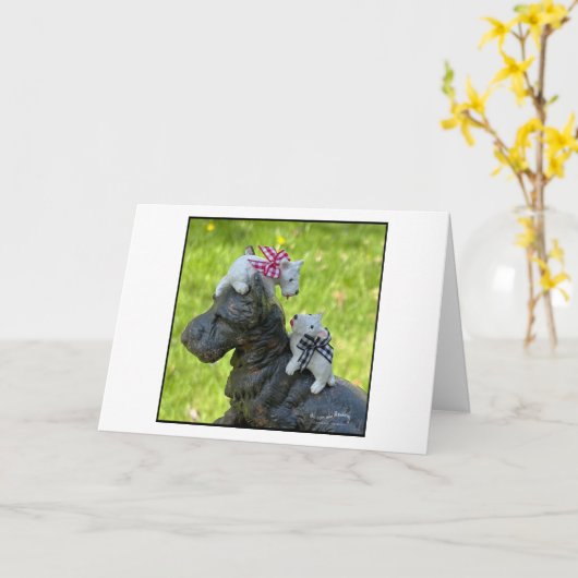 Clay Scotties op een Scottie Doorstop Kaart (Gele Bloem)