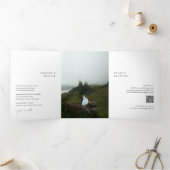 Clean Black and White QR Code Modern Wedding Drieluik Uitnodiging (Binnen)