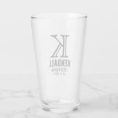Clean Manly Monogram Typografie Groomman Bruiloft Glas (Achterkant)