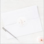 Clean Peach Botanical Elegant Wedding Ronde Sticker<br><div class="desc">Elegante bruiloft stickers met een eenvoudige botanische thema met uw monogram aan weerszijden van de hand getekende takje bladeren.</div>
