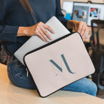 Clean Simple Roze Initiaal Naam Typografie Script Laptop Sleeve<br><div class="desc">De kleuren die in deze design worden gebruikt,  zijn vaak licht en gedempt om ze een zacht,  gesofisticeerd uiterlijk te geven. De monogram design zorgen voor een persoonlijke touch die zowel stijlvol als uniek is.</div>