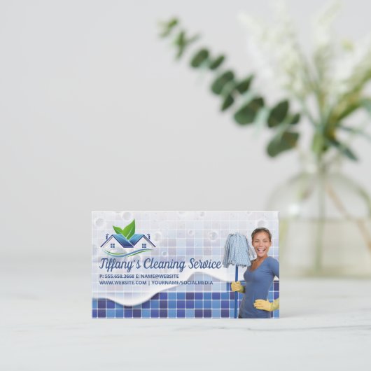 Cleaner Holding Mop | Janitor Visitekaartje (Staand voorkant)