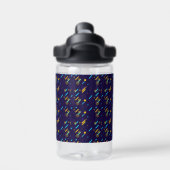 Clear plastic sippy cup with a dark blue sleeve waterfles (Achterkant)