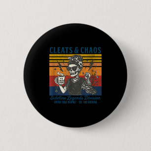 Cleats & chaos skelet voetbalmoeder grappig ronde button 5,7 cm