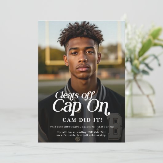 Cleats off Pet op Atleet Afstuderen Aankondiging (Staand voorkant)