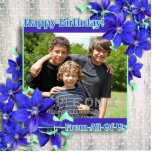 Clematis Birthday Foto Lijst Staand Fotobeeldje<br><div class="desc">Heldere en mooie paarse Clematis-bloemen, verweven met je groepsfoto op een houten achtergrond verjaardagsfoto-lijst van een groep (wij allemaal). Voeg uw eigen foto in verstrekte sjabloon toe. Deze fotosculpturen maken aantrekkelijke fotokaders met een speciale standaard zodat deze op een bureau, plank, tafel, enz. kunnen worden geplaatst. Het kan van familie,...</div>