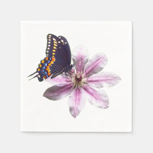 Clematis bloem en zwarte zwaluwstaart vlinder servet