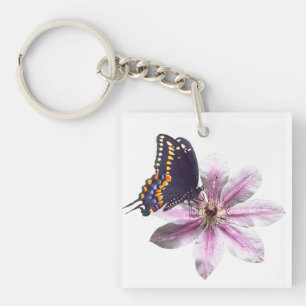 Clematis bloem en zwarte zwaluwstaart vlinder sleutelhanger