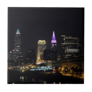 Cleveland, OH Night Skyline (Paars) keramische teg Tegeltje