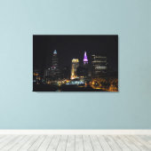 Cleveland OH Paarse Skyline Canvas Print (Insitu (Houten vloer))