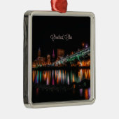 Cleveland, Ohio 's nachts, gelabeld Metalen Ornament (Rechts)