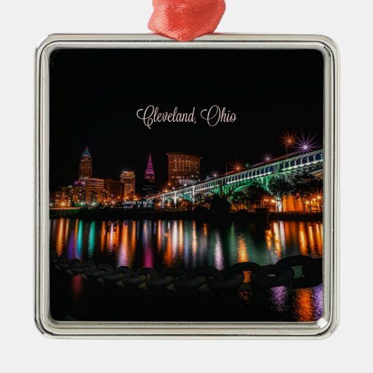 Cleveland, Ohio 's nachts, gelabeld Metalen Ornament (Voorkant)