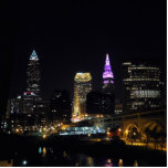 Cleveland Paarse River Skyline Staand Fotobeeldje<br><div class="desc">Miss die de hometown ziet? 3 D fotosculptuur van Cleveland,  Ohio night skyline (uitzicht van de rivier). Gelijke beelden met de vuurtorensculpturen van Clevealand ook hier,  voor uitzichten van Cleveland die overal kunnen worden opgezet!</div>