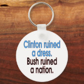 Clinton heeft een jurk geruïneerd. Struik heeft ee Sleutelhanger (Voorkant)