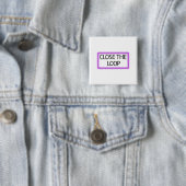 Close the Loop | Typografische lapelpin Vierkante Button 5,1 Cm (In situ)