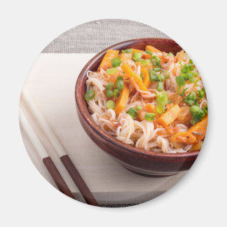 Close-up Aziatisch gerecht van rijstnoedels en gro Magneet