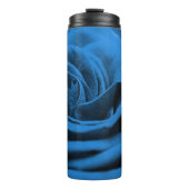 Close-up blauw rood roos, macro schoonheid. thermosbeker (Voorkant)