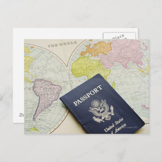 Close-up die van paspoort op kaart liggen (Voorkant / Achterkant)