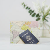 Close-up die van paspoort op kaart liggen (Staand voorkant)