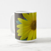 Close-up gele zonnebloem koffiemok (Voorkant links)