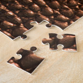 Close-up: krokodillenleer textuur. legpuzzel (Zijkant)