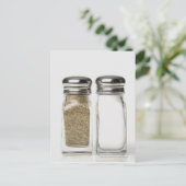 Close-up of a salt and a pepper shaker briefkaart (Staand voorkant)