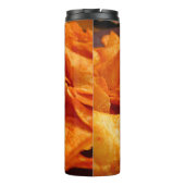 Close up of juicy, crispy, chips on black plate. thermosbeker (Achterkant)