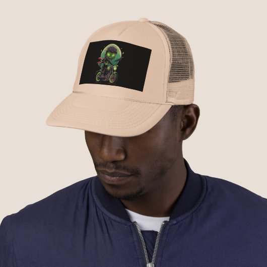 close-up-persoon-motorfiets-met-groen-licht trucker pet (In situ)