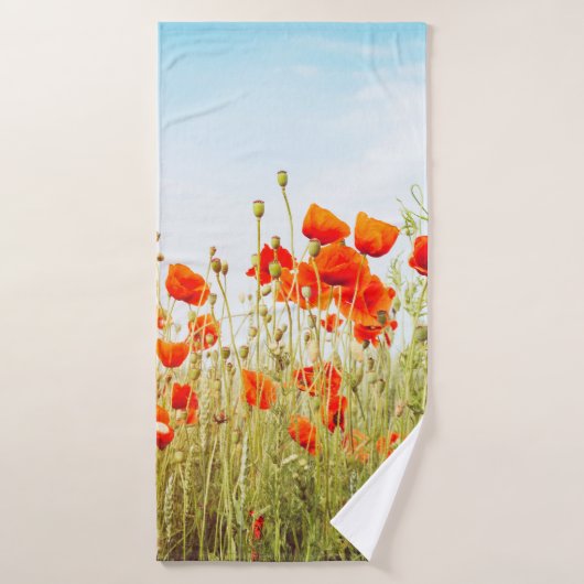 Close up poppies on field. Wild flowers in springt Badhanddoek (Badhanddoek)