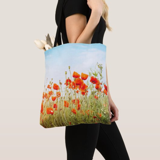 Close up poppies on field. Wild flowers in springt Tote Bag (Dichtbij)