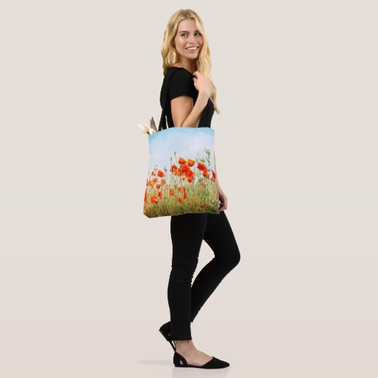 Close up poppies on field. Wild flowers in springt Tote Bag (Op model)