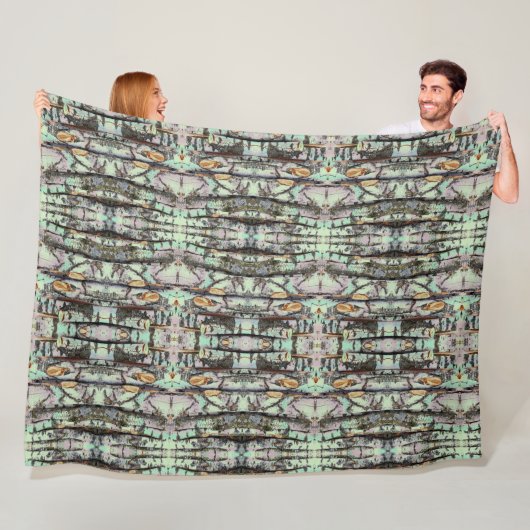 Close-up scene of birch log stumps, rustic charm fleece deken (In situ)