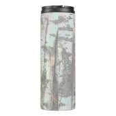 Close-up scene of birch log stumps, untamed thermosbeker (Achterkant)