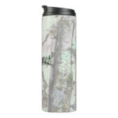 Close-up scene of birch log stumps, untamed thermosbeker (Geroteerd rechts)