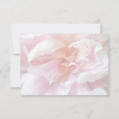Close-up van bleke roze pioenrozen RSVP kaartje (Achterkant)