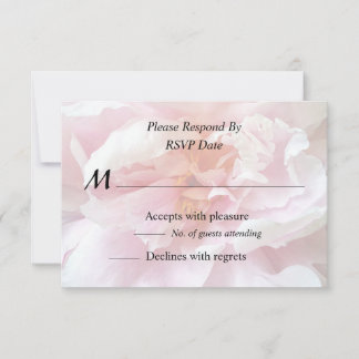 Close-up van bleke roze pioenrozen RSVP kaartje