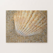 Close-up van Cockle SeaShell in het zand op het st Legpuzzel (Horizontaal)