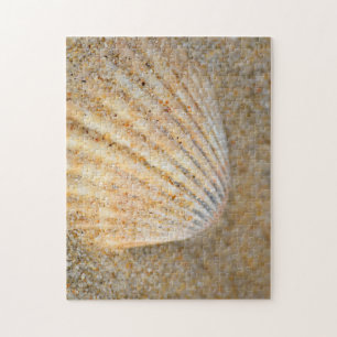 Close-up van Cockle SeaShell in het zand op het st Legpuzzel