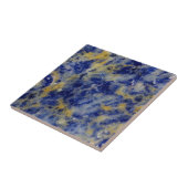 Close-up van een blauwe sodaliet tegeltje (Zijkant)