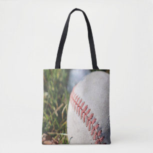 Close-up van een honkbal in gras tote bag