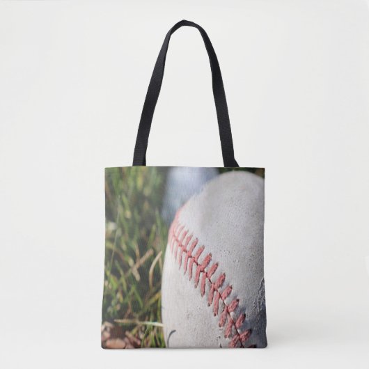 Close-up van een honkbal in gras tote bag (Voorkant)