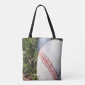Close-up van een honkbal in gras tote bag (Achterkant)