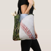 Close-up van een honkbal in gras tote bag (Dichtbij)