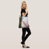 Close-up van een honkbal in gras tote bag (Op model)