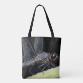 Close-up van een libel, donkerogig, zittend op een tote bag (Achterkant)