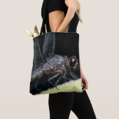 Close-up van een libel, donkerogig, zittend op een tote bag (Dichtbij)