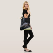 Close-up van een libel, donkerogig, zittend op een tote bag (Op model)