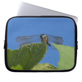 Close-up van een libel tegen een heldere blauwe lu laptop sleeve