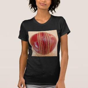 Close-up van een Red Leather Cricket Ball Art Prin T-shirt