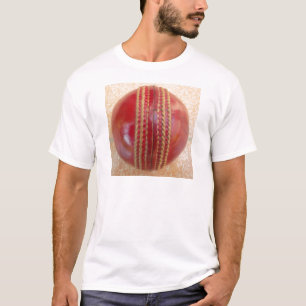 Close-up van een Red Leather Cricket Ball Art Prin T-shirt
